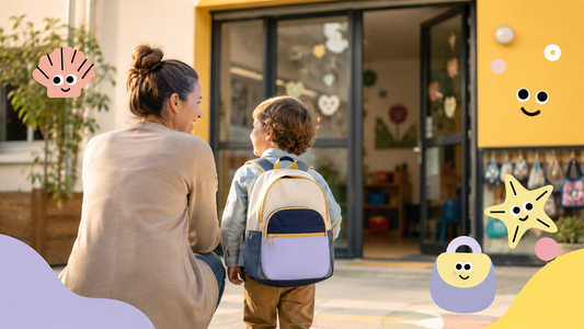 Un enfant avec sa maman vu de dos, regard complices. Premier jour de crèche.  